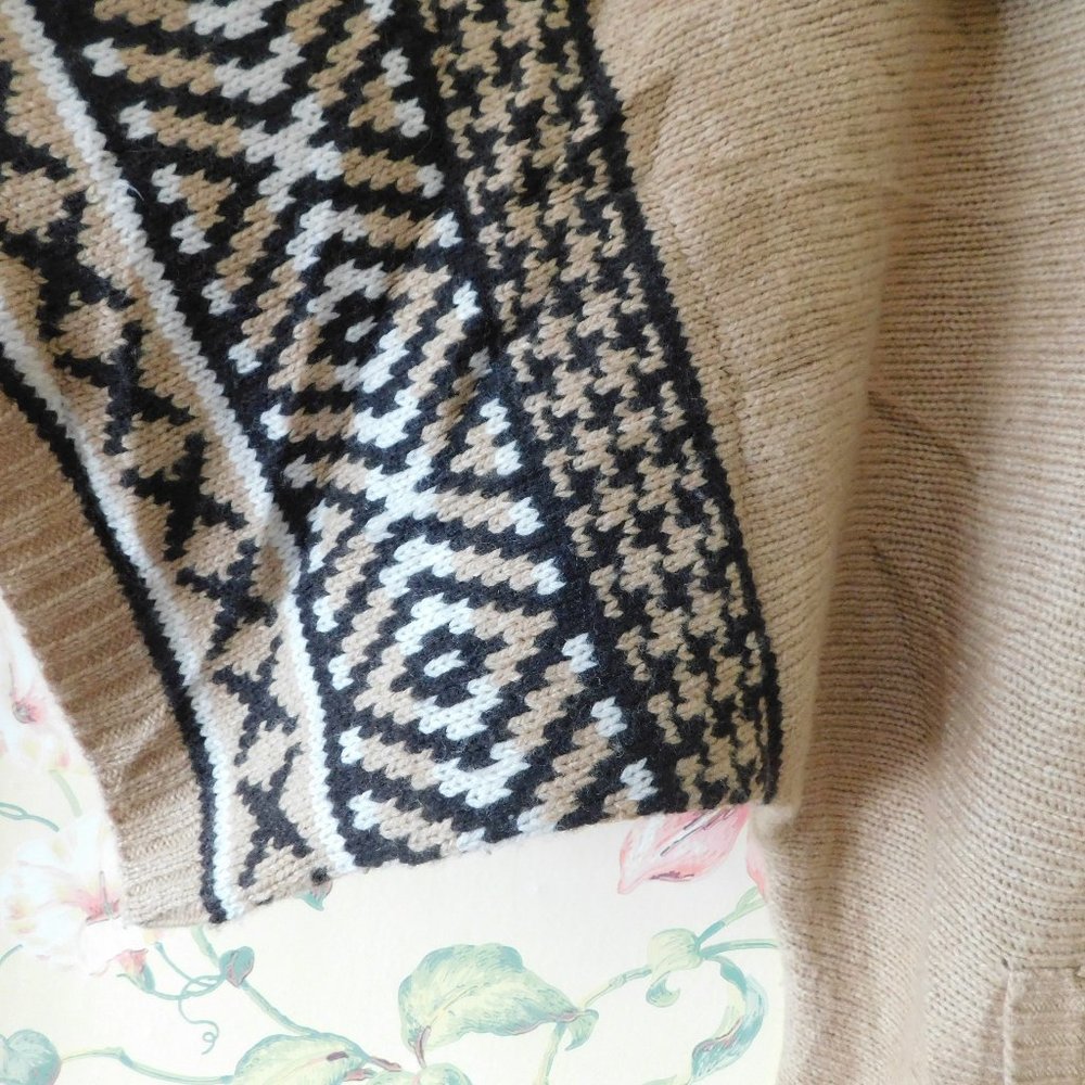 🦔🦔 Aztec Style Lambswool Cardigan - Picture 7 of 10